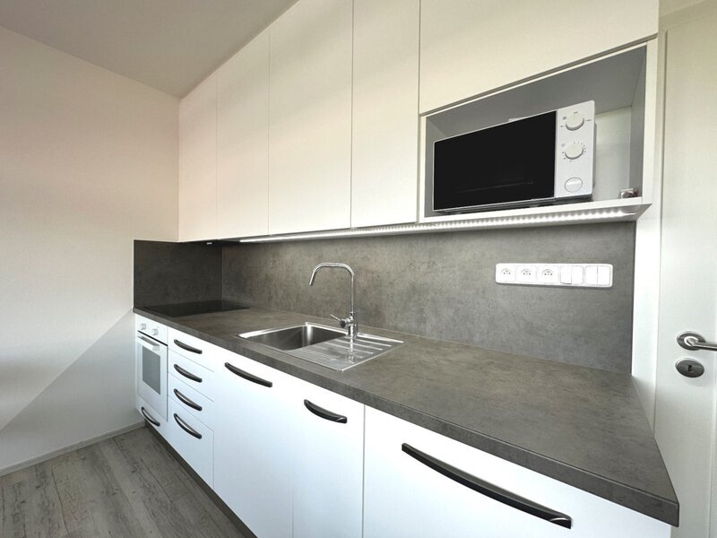 Pronájem moderního bytu 1+kk s terasou a sklepem ve Zlíně.