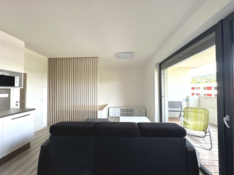 Pronájem moderního bytu 1+kk s terasou a sklepem ve Zlíně.