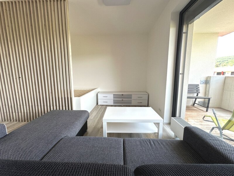 Pronájem moderního bytu 1+kk s terasou a sklepem ve Zlíně.