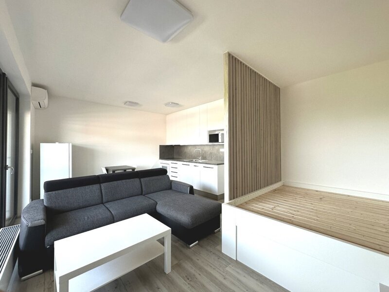 Pronájem moderního bytu 1+kk s terasou a sklepem ve Zlíně.