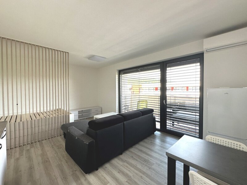 Pronájem moderního bytu 1+kk s terasou a sklepem ve Zlíně.