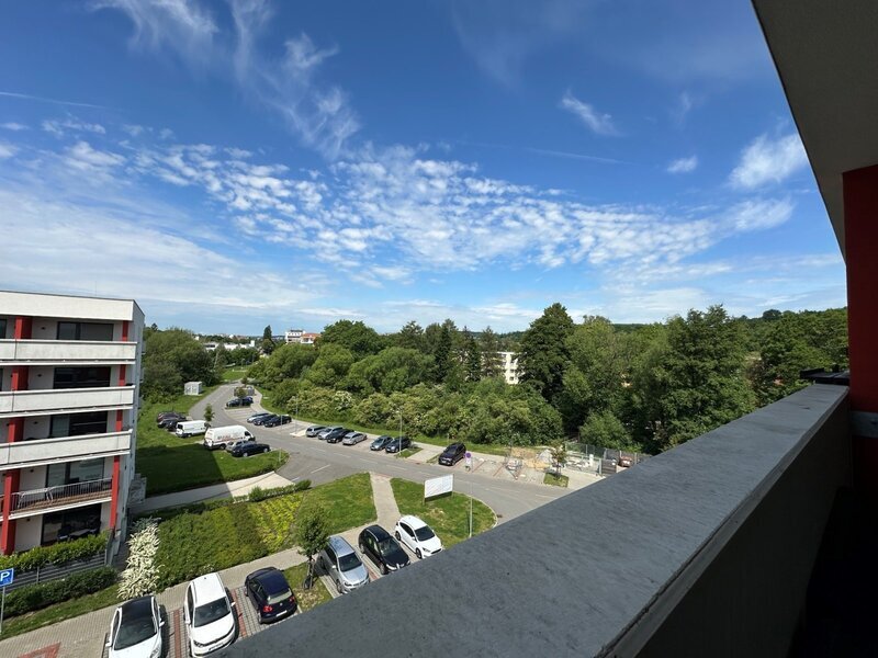 Pronájem moderního bytu 1+kk s terasou a sklepem ve Zlíně.