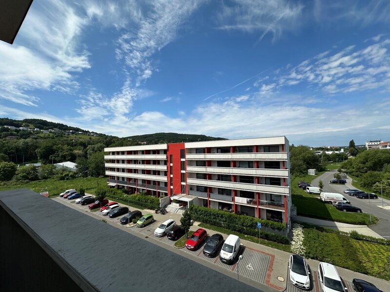 Pronájem moderního bytu 1+kk s terasou a sklepem ve Zlíně.