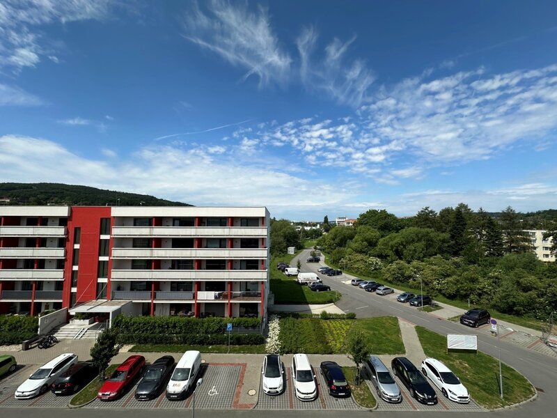 Pronájem moderního bytu 1+kk s terasou a sklepem ve Zlíně.