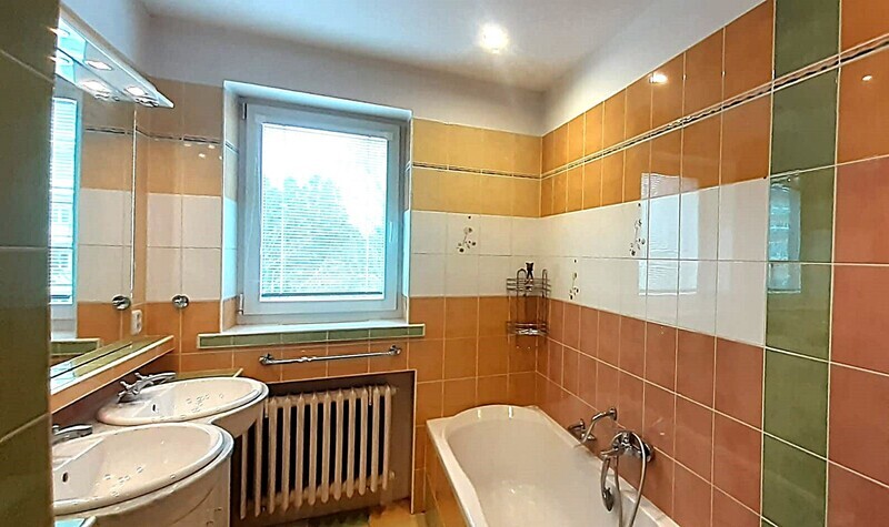 Prodej velký cihlový byt 4+1 ve Zlíně o rozloze 101 m2, s balkonem, ve 3.NP, lokalita Díly