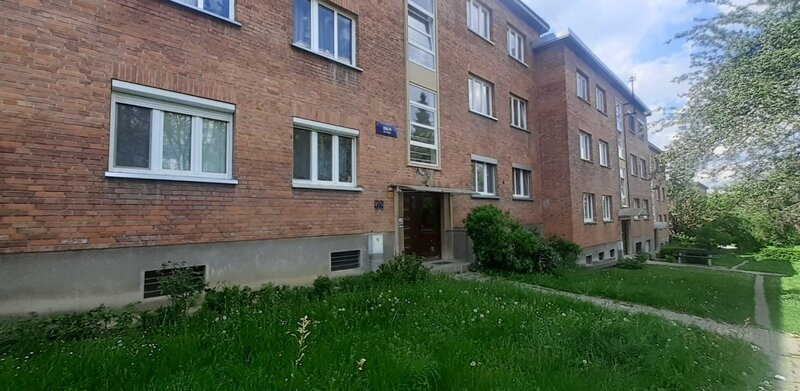 Prodej velký cihlový byt 4+1 ve Zlíně o rozloze 101 m2, s balkonem, ve 3.NP, lokalita Díly