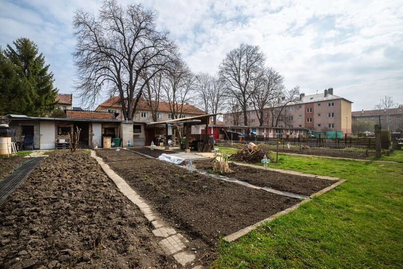 Prostorný byt 1+1 se zahrádkou, půdou a velkým sklepem – Hulín, centrum města