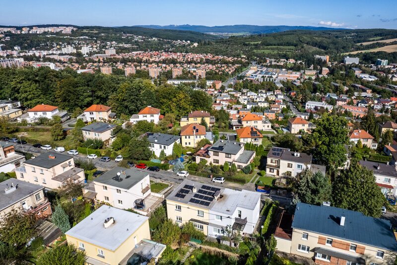 Prodej domu s krásným výhledem na Zlín s možností další přístavby s vlastním příjezdem.