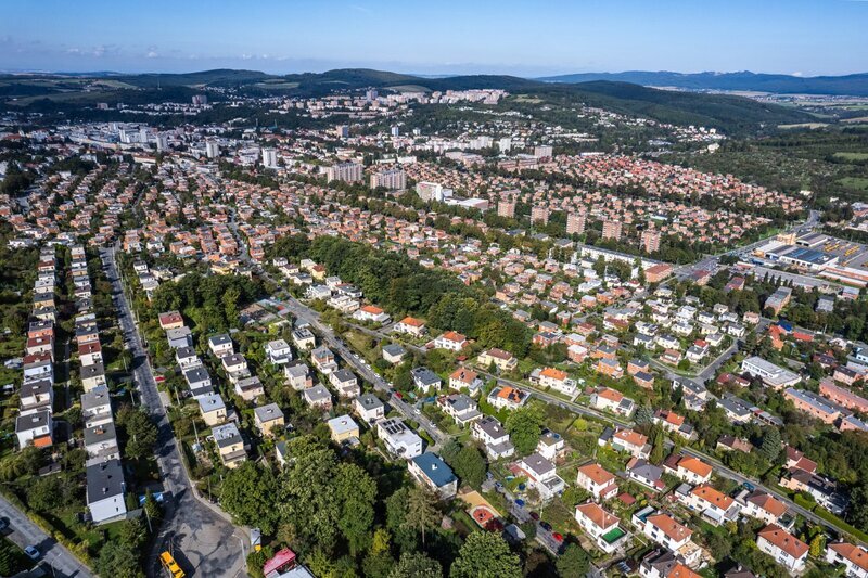 Prodej domu s krásným výhledem na Zlín s možností další přístavby s vlastním příjezdem.