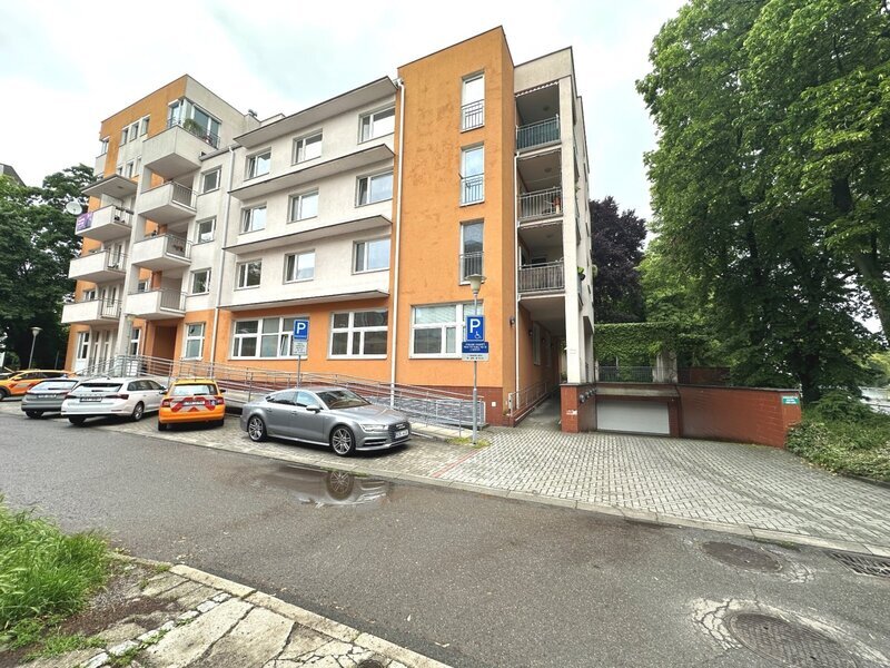 Pronájem bytu 2+kk s velkou terasou, dvěma šatnami a garážovým stáním ve Zlíně