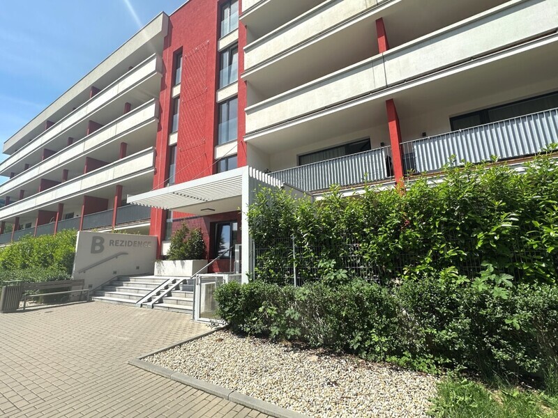 Stylové bydlení ve Zlíně! Pronájem moderního bytu 1+kk s terasou a sklepem v Rezidenci Bartoška