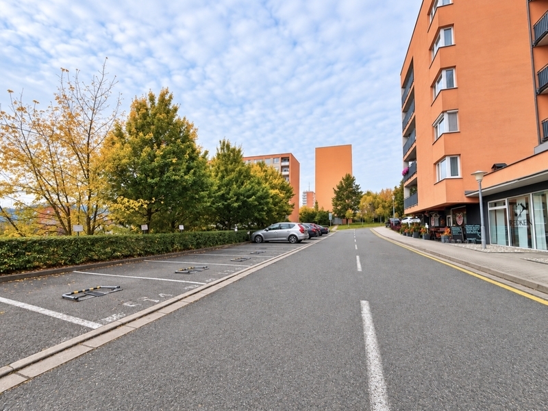 Pronájem parkovacího stání, 18 m² – Zlín, Jižní Svahy, Podlesí II
