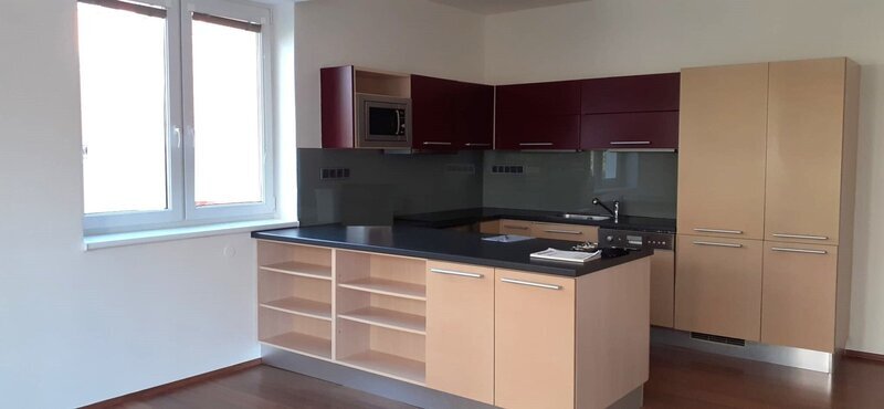 Byt 3+kk, 91 m2, s vyhrazeným oploceným parkovacím stáním u domu, se sklepem, Tř. T. Bati, Zlín