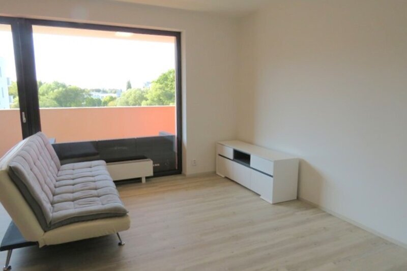 Pronájem moderního bytu 1+kk s terasou – Bartošova čtvrť