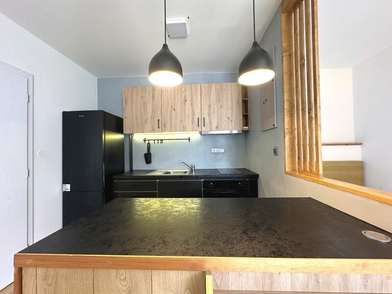 Pronájem moderního bytu 1+kk s terasou, sklepem a parkovacím stáním před domem.