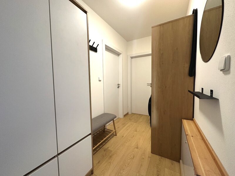 Moderní byt 1+kk s velkou terasou, sklepem a parkovacím stání před domem.