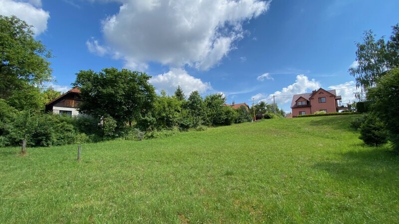 Komerce i bydlení na jednom místě? Tento pozemek ve Valašském Meziříčí vám to umožní!