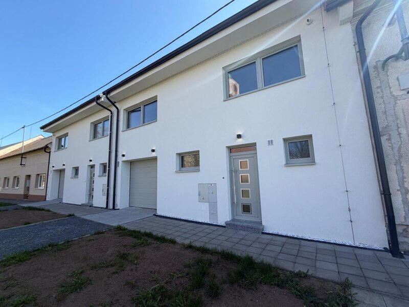 Prodej moderního rodinného domu 5+kk s garáží a zahradou – Míškovice u Zlína