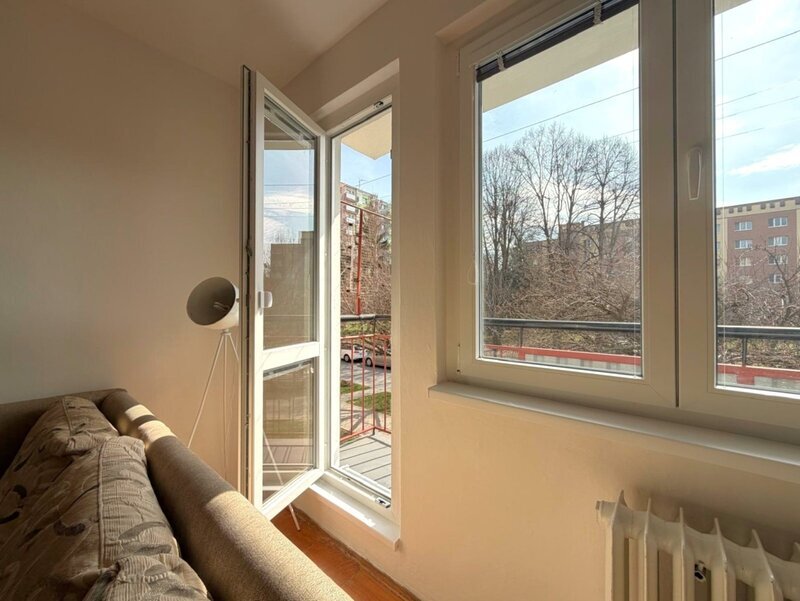 K pronájmu prostorný slunný byt 3+1 s balkonem, 68 m², Malenovice - Tř. Svobody