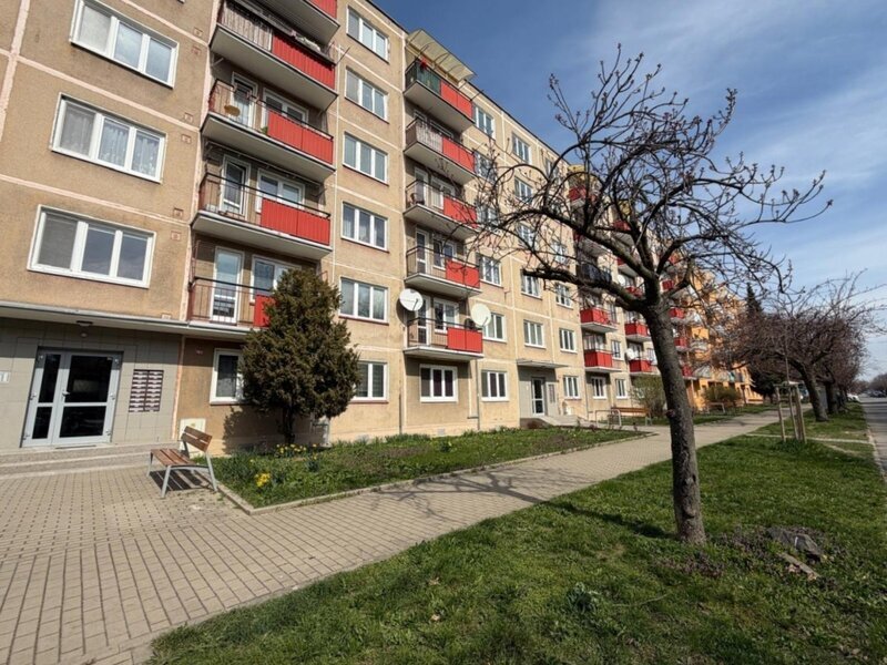 K pronájmu prostorný slunný byt 3+1 s balkonem, 68 m², Malenovice - Tř. Svobody