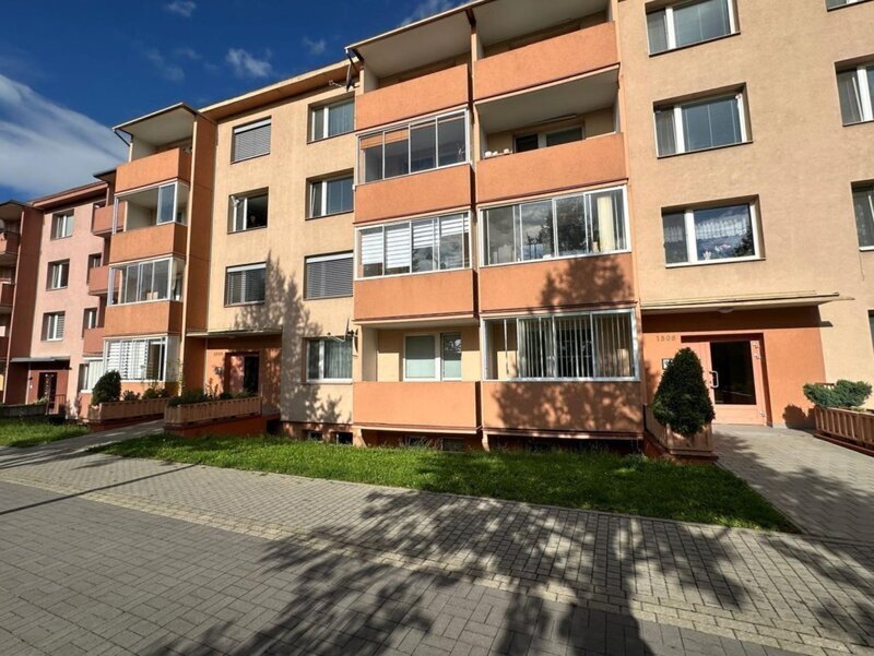 Pronájem prostorného bytu 2+1 s lodžií a sklepem, Napajedla