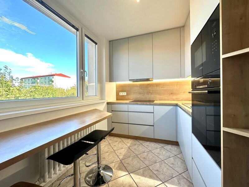 Pronájem prostorného bytu 2+1 s lodžií a velkým sklepem – Napajedla, centrum