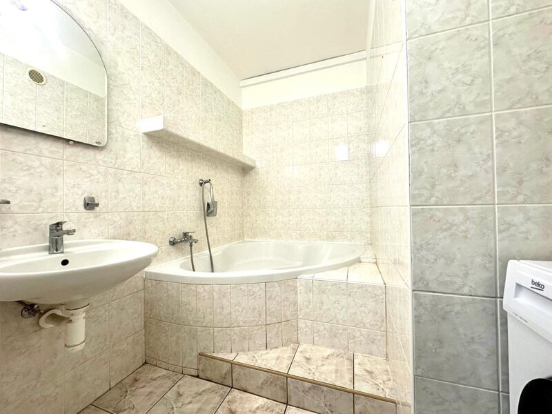 Pronájem prostorného bytu 2+1 s lodžií a sklepem, Napajedla