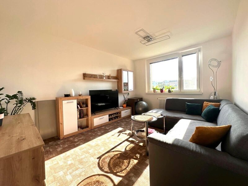 Pronájem prostorného bytu 2+1 s lodžií a sklepem, Napajedla