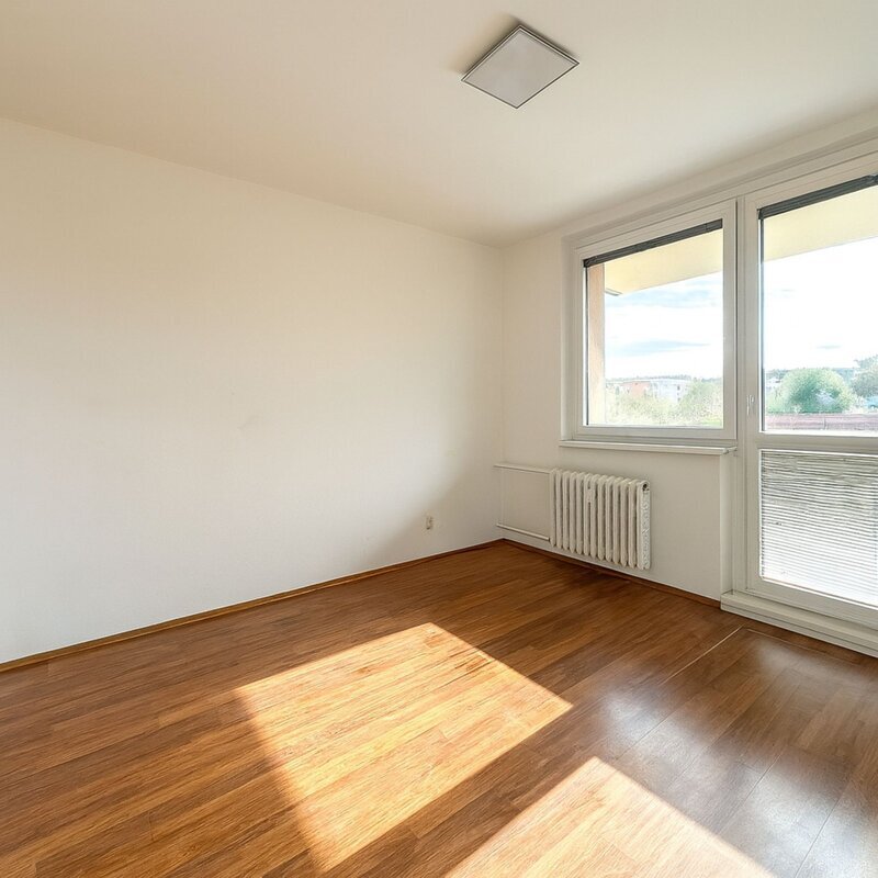 Pronájem prostorného nevybaveného bytu 2+1 s lodžií a velkým sklepem – Napajedla, centrum