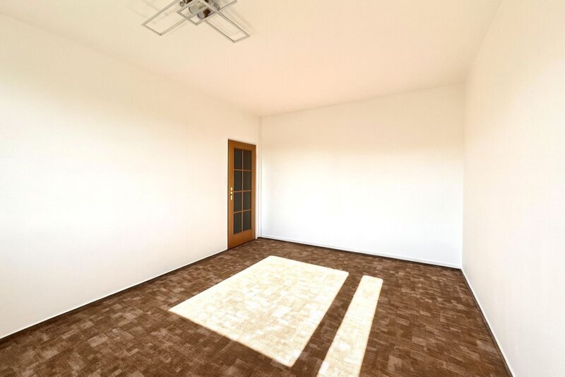 Pronájem prostorného nevybaveného bytu 2+1 s lodžií a velkým sklepem – Napajedla, centrum