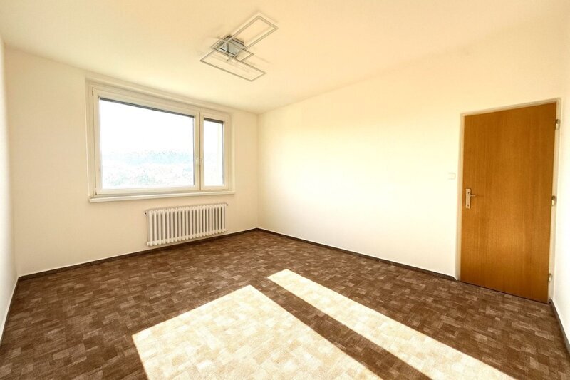 Pronájem prostorného nevybaveného bytu 2+1 s lodžií a velkým sklepem – Napajedla, centrum