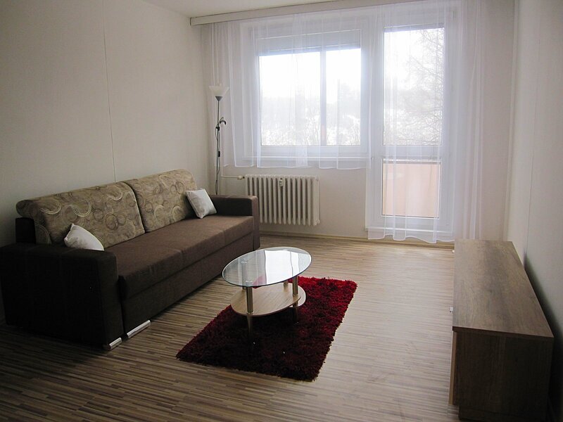 Pronájem kompletně zařízeného bytu 1+1, 35 m2, s lodžií, 2.NP, Zlín, ul. Družstevní, JS